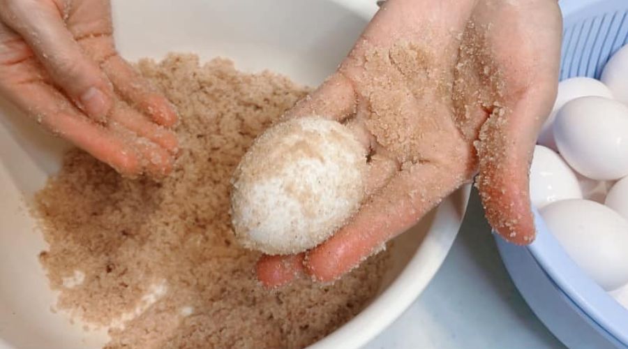 Lăn trứng đều qua hỗn hợp